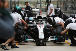 Lewis Hamilton, Mercedes AMG F1 W09, effettua un pit stop nelle FP2