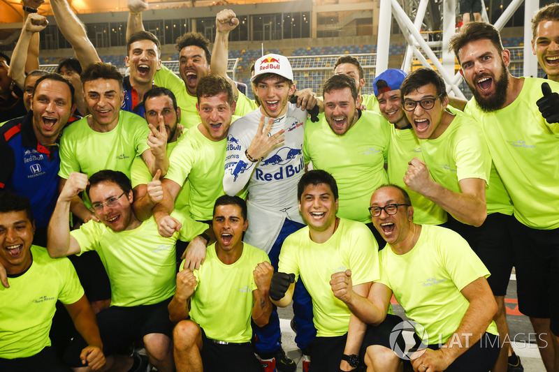 Pierre Gasly, Toro Rosso, celebrates 4th place with his team