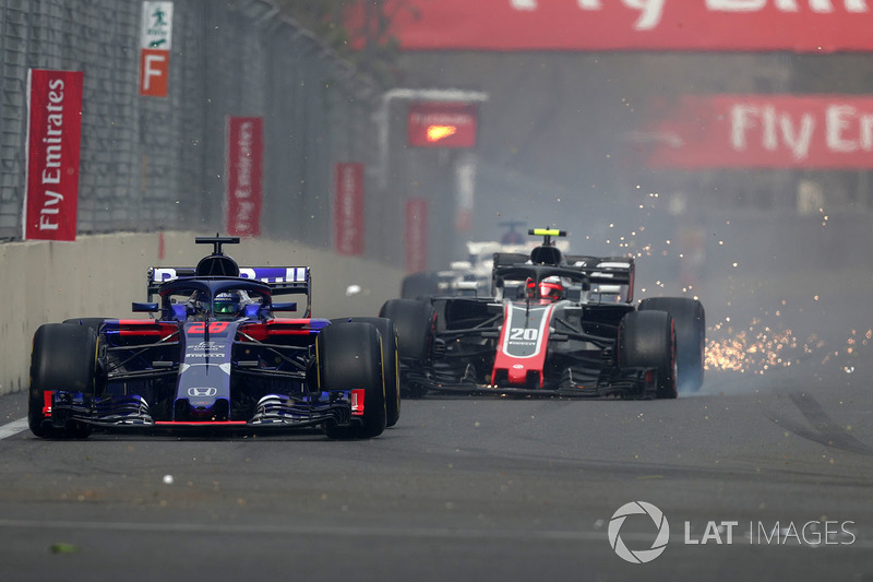 Pierre Gasly, Scuderia Toro Rosso STR13 ve Kevin Magnussen, Haas F1 Team VF-18