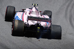 Esteban Ocon, Sahara Force India F1 VJM10, attempts to limp back to the pits with a puncture and dam