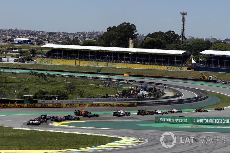 Kevin Magnussen, Haas F1 Team VF-17, Daniel Ricciardo, Red Bull Racing RB13 ve Stoffel Vandoorne, McLaren MCL32 startta kaza yapıyor