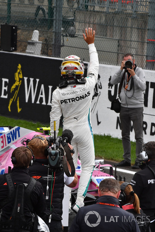 Il poleman Lewis Hamilton, Mercedes AMG F1, festeggia nel parco chiuso