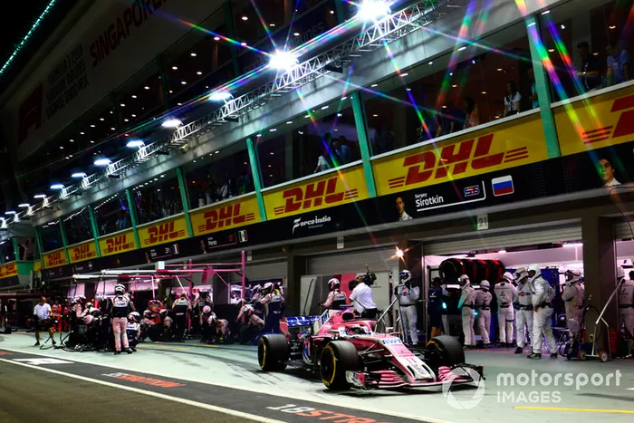 Sergio Perez, Racing Point Force India VJM11 pit stop