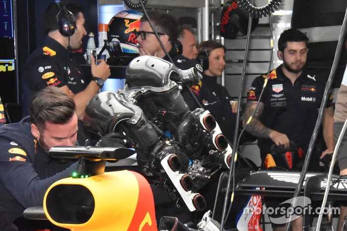 Miembros de Red Bull Racing trabajan en el coche