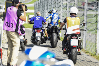 Валентино Россі, Yamaha Factory Racing, повертається у бокси після відмови мотоцикла