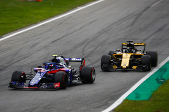 Pierre Gasly, Toro Rosso STR13, leads Nico Hulkenberg, Renault Sport F1 Team R.S. 18