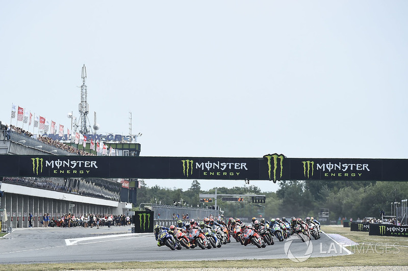Start: Valentino Rossi, Yamaha Factory Racing, memimpin