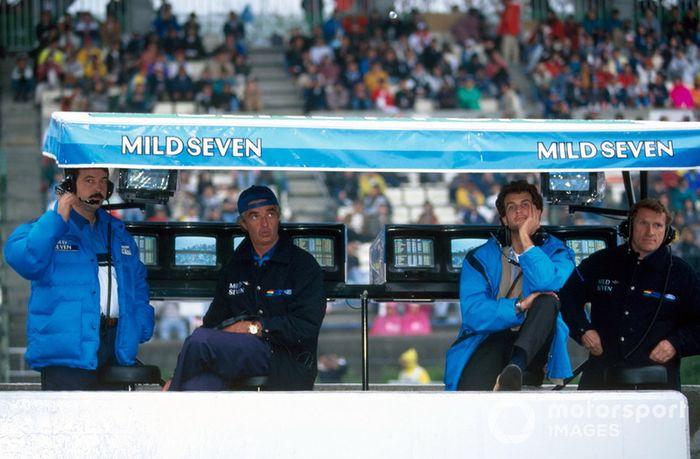 Joan Villadelprat, Benetton Team Manager, Flavio Briatore, Benetton team principal con Tom Walkinshaw, Benetton en el muro