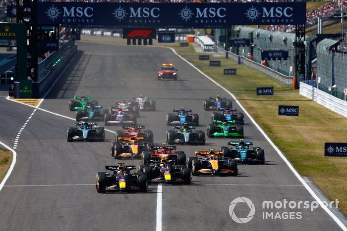 Max Verstappen, Red Bull Racing RB20, Sergio Pérez, Red Bull Racing RB20, Lando Norris, McLaren MCL38, Carlos Sainz, Ferrari SF-24, Fernando Alonso, Aston Martin AMR24, Oscar Piastri, McLaren MCL38, el resto del campo para la reanudación.