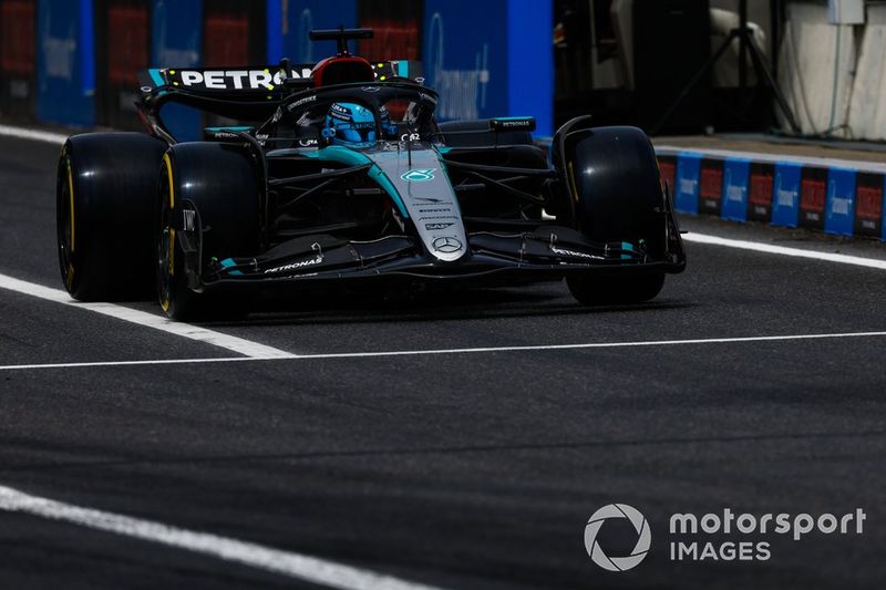 George Russell, Mercedes F1 W15, en boxes