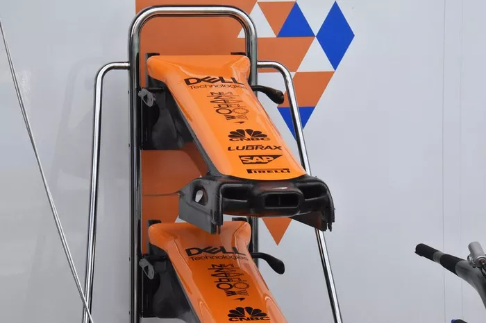 Detalle del alerón delantero del McLaren MCL34