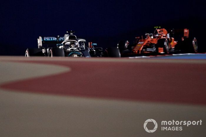 Lewis Hamilton, Mercedes AMG F1 W10, por delante de Charles Leclerc, Ferrari SF90