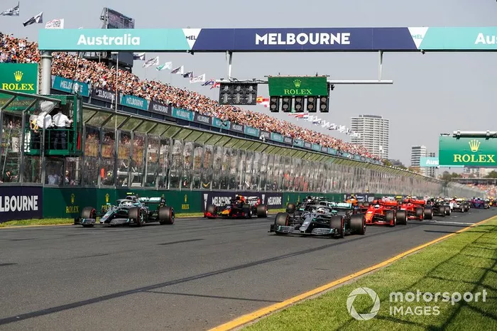 Las luces se apagan y Lewis Hamilton, Mercedes AMG F1 W10, lidera Valtteri Bottas, Mercedes AMG W10, Sebastian Vettel, Ferrari SF90, Max Verstappen, Red Bull Racing RB15 y el resto del campo al comienzo