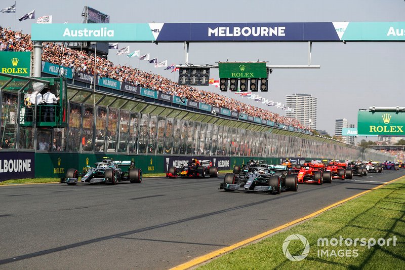 Льюіс Хемілтон, Mercedes AMG F1 W10, Валттері Боттас Mercedes AMG W10, Себастьян Феттель, Ferrari SF90, Макс Ферстаппен, Red Bull Racing RB15, та решта пелотону на старті