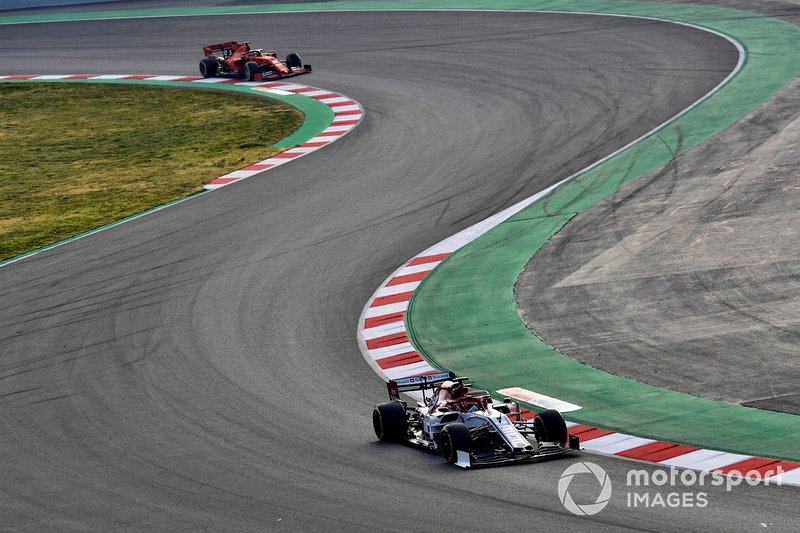 Kimi Raikkonen, Alfa Romeo Racing C38, precede Sebastian Vettel, Ferrari SF90