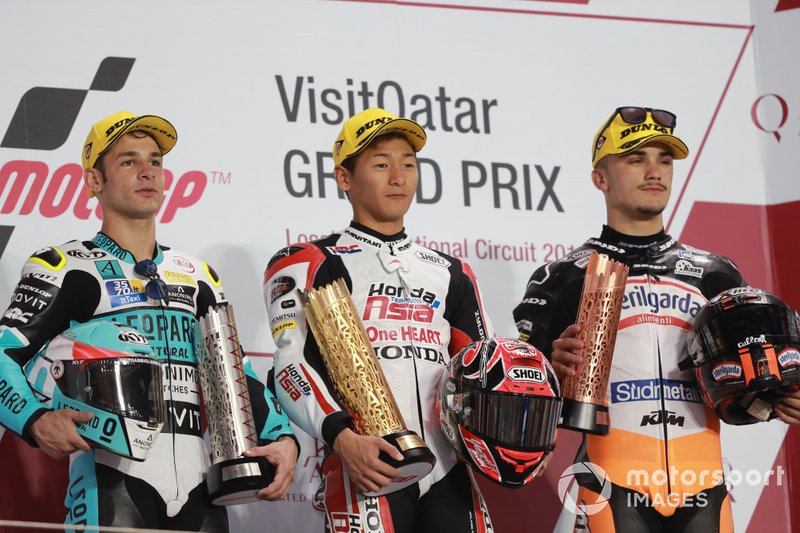 Podio: il secondo Lorenzo Dalla Porta, Leopard Racing, il vincitore Kaito Toba, Honda Team Asia, il terzo Aron Canet, Max Racing Team