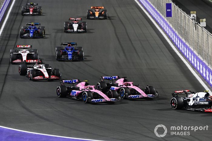 Yuki Tsunoda, AlphaTauri AT04, Esteban Ocon, Alpine A523, Pierre Gasly, Alpine A523