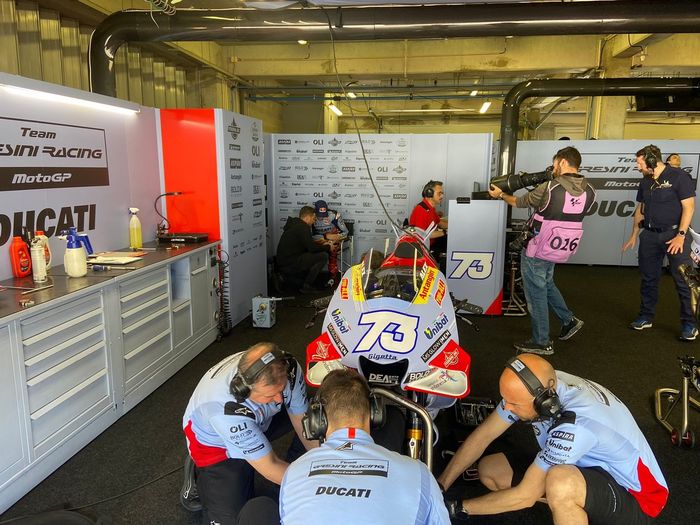 Álex Márquez en el garaje