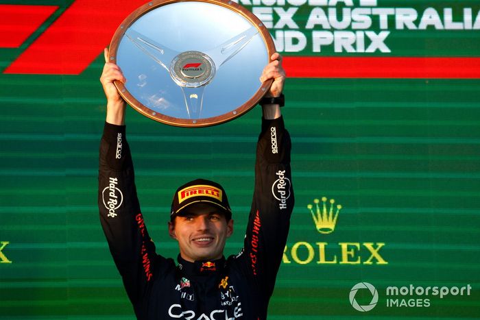 Max Verstappen, Red Bull Racing, 1ª posición, levanta su trofeo