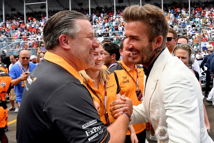 Zak Brown, director general de McLaren Racing, David Beckham en la parrilla