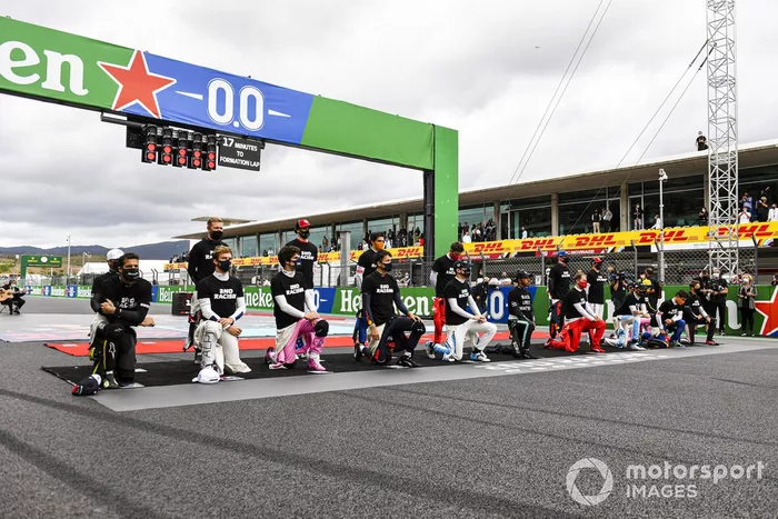 Los pilotos y Lewis Hamilton, Mercedes-AMG F1, se arrodillan