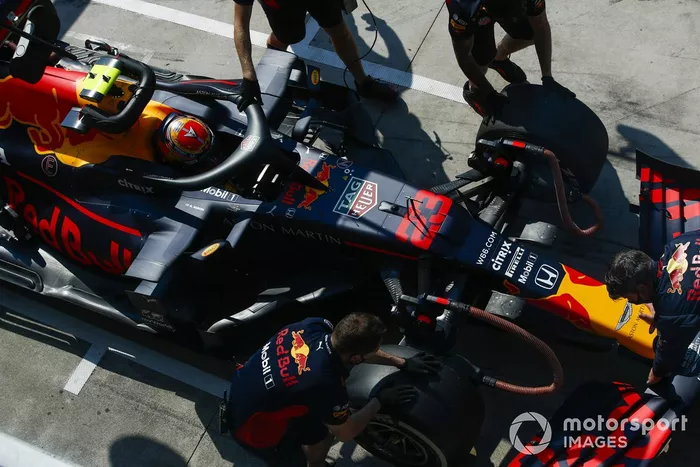 Alex Albon, Red Bull Racing RB16, en pits