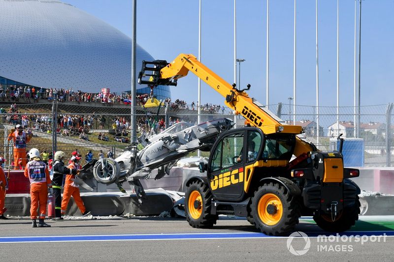 Comisarios con el coche accidentado de Luca Ghiotto, Hitech Grand Prix tras el toque con Jack Aitken, Campos Racing 