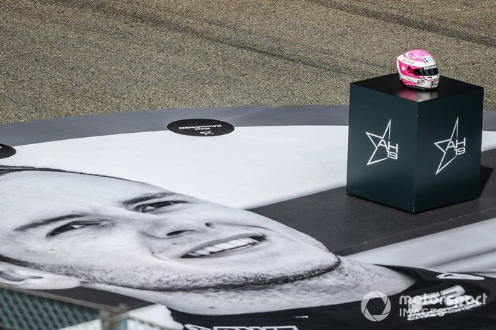 Un tributo para el piloto de F2 Anthoine Hubert en la parrilla