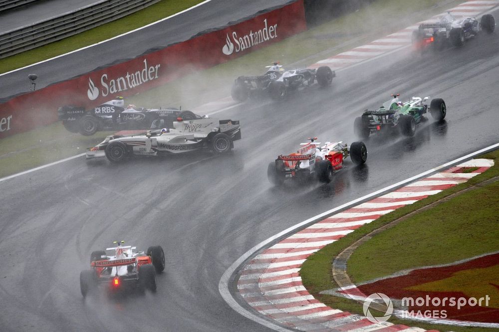 David Coulthard, Red Bull RB4 Renault, trompea y se toca con Kazuki Nakajima, Williams FW30 Toyota