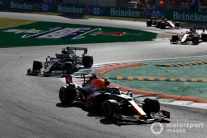 Sergio Pérez, Red Bull Racing RB16B, Valtteri Bottas, Mercedes W12