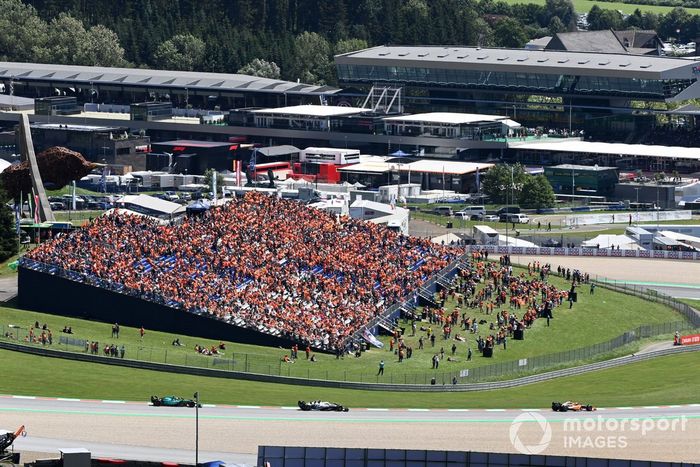 Daniel Ricciardo, McLaren MCL36, Yuki Tsunoda, AlphaTauri AT03, Sebastian Vettel, Aston Martin AMR22