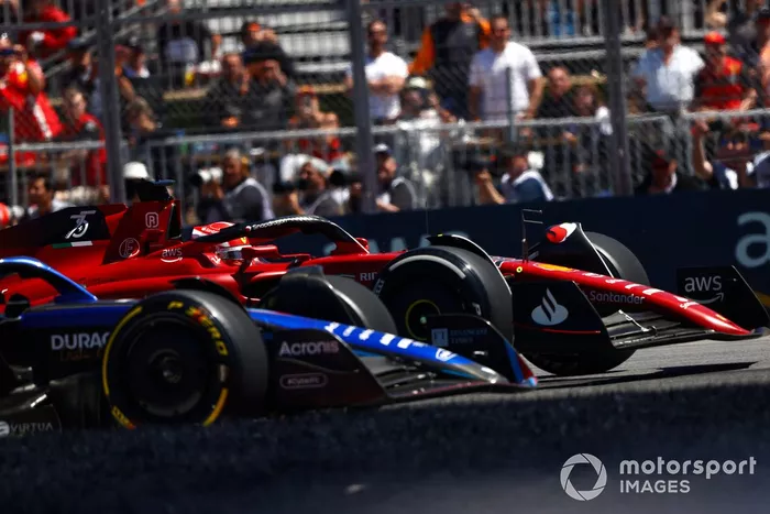 Charles Leclerc, Ferrari F1-75, lucha con Alex Albon, Williams FW44
