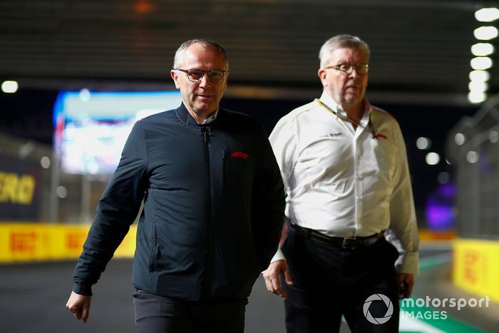 Stefano Domenicali, director general de la Fórmula 1, y Ross Brawn, director general de deportes de motor, de la FOM, en la pista 