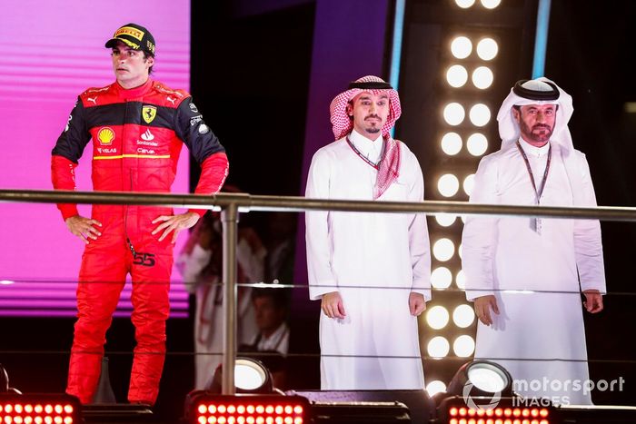 Carlos Sainz Jr., Ferrari, celebra su tercer puesto en el podio