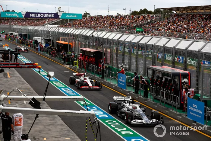 Pierre Gasly, AlphaTauri AT03, Kevin Magnussen, Haas VF-22, Mick Schumacher, Haas VF-22