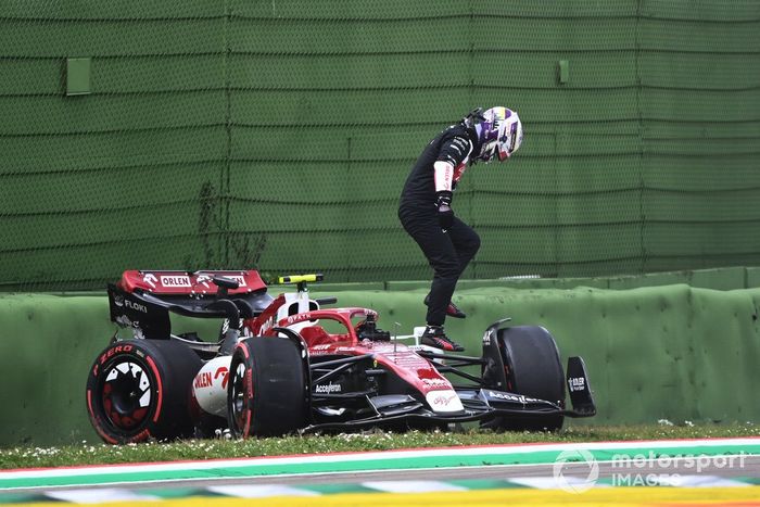 Zhou Guanyu, del equipo Alfa Romeo F1, sale de su coche dañado