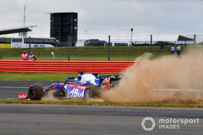 Daniil Kvyat, Toro Rosso STR14, se sale de pista