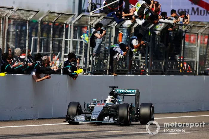 2015: Hamilton lidera de principio a fin