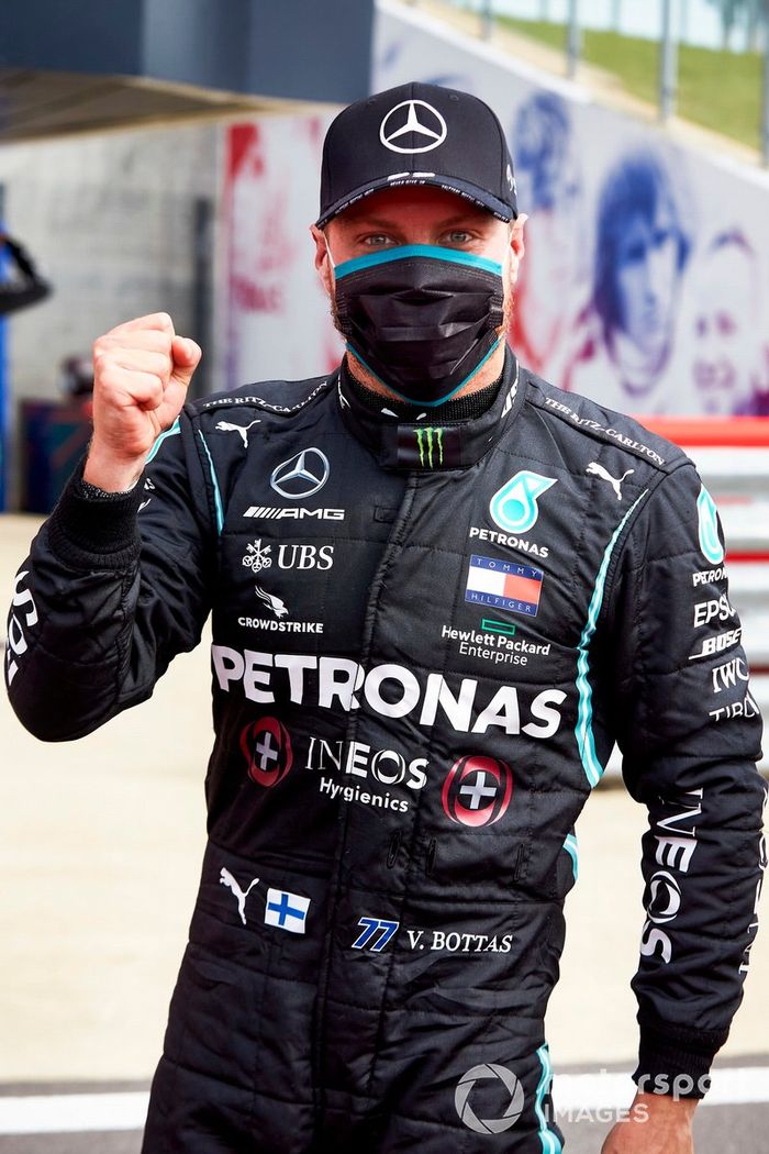 Ganador de la pole Valtteri Bottas, Mercedes AMG F1