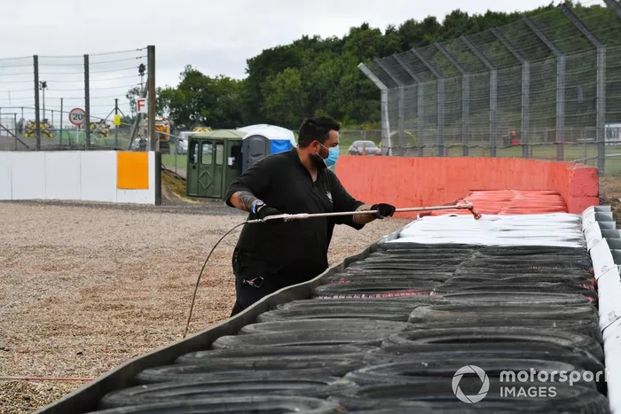 Una barrera de neumáticos es añadida después del accidente de Daniil Kvyat, AlphaTauri en el GP pasado