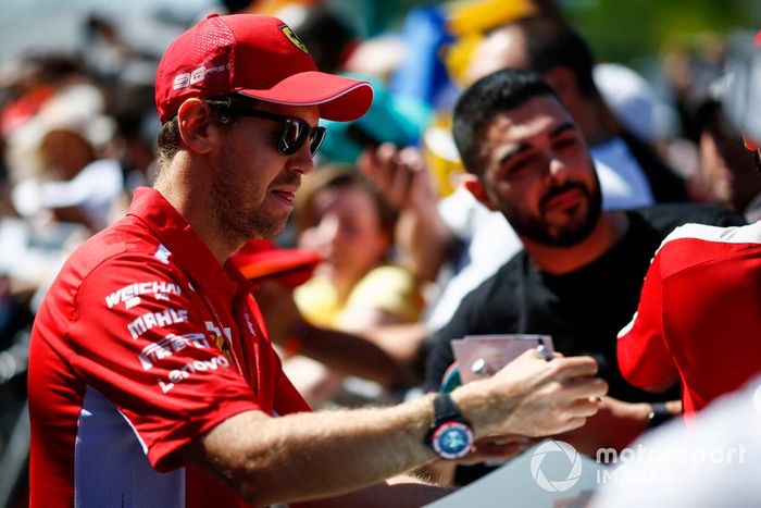 Sebastian Vettel, Ferrari firma un autógrafo para un fan