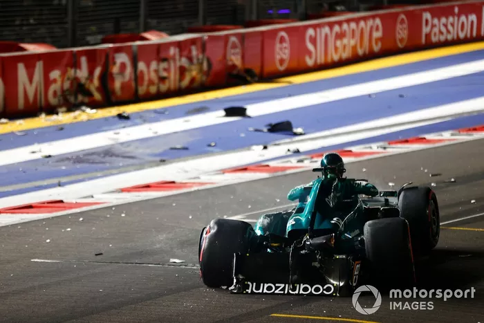 Lance Stroll, Aston Martin AMR23, sort de sa voiture lourdement endommagée après un accident à la fin de la Q1.