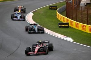 Zhou Guanyu, Alfa Romeo C43, lidera George Russell, Mercedes F1 W14, y Pierre Gasly, Alpine A523