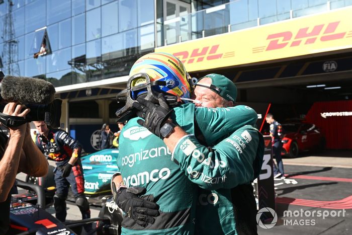 Fernando Alonso, Aston Martin F1 Team, 3ª posición, celebra con un compañero de equipo su llegada al Parc Ferme