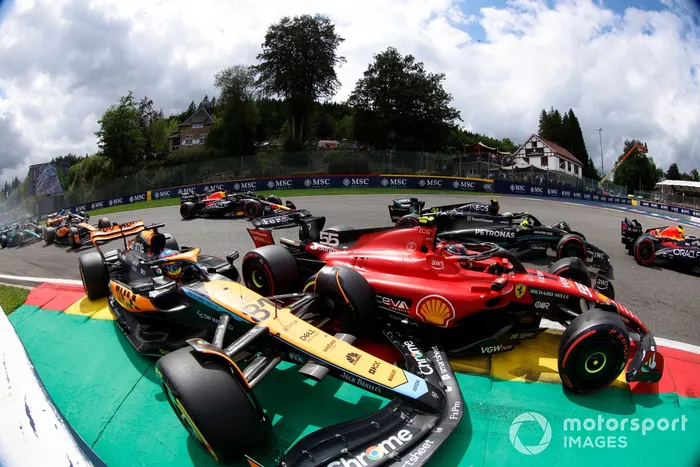 Carlos Sainz, Ferrari SF-23, Oscar Piastri, McLaren MCL60, chocan al inicio de la carrera