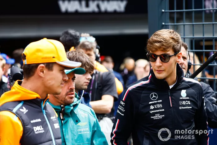 George Russell, Mercedes-AMG, habla con Fernando Alonso, Aston Martin F1 Team y Lando Norris, McLaren