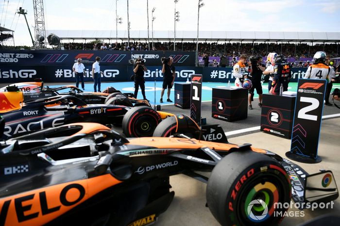 Los coches de Lando Norris, McLaren, el hombre de la pole Max Verstappen, Red Bull Racing RB19, Oscar Piastri, McLaren MCL60, en Parc Ferme después de la Calificación.