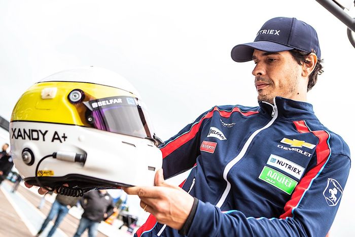 Marcos Gomes com capacete de Xandy Negrão