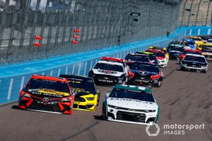Chase Elliott, Hendrick Motorsports, Chevrolet Camaro Unifirst, Martin Truex Jr., Joe Gibbs Racing, Toyota Camry Bass Pro Shops