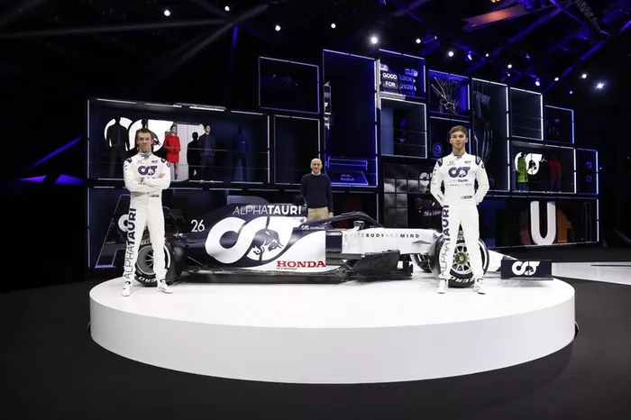 Daniil Kvyat, AlphaTauri, Franz Tost, Director del equipo de la Scuderia AlphaTauri, Pierre Gasly, AlphaTauri, Scuderia AlphaTauri AT01